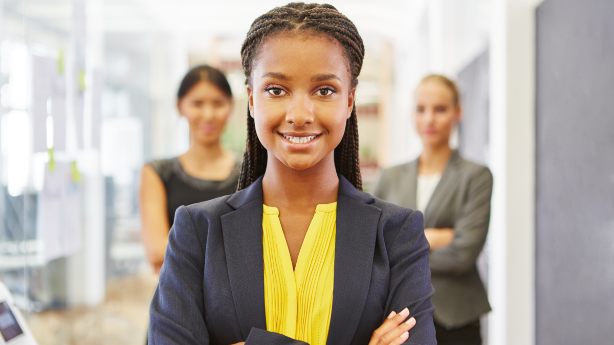 Internationale Fachkraft in einem professionellen Arbeitsumfeld