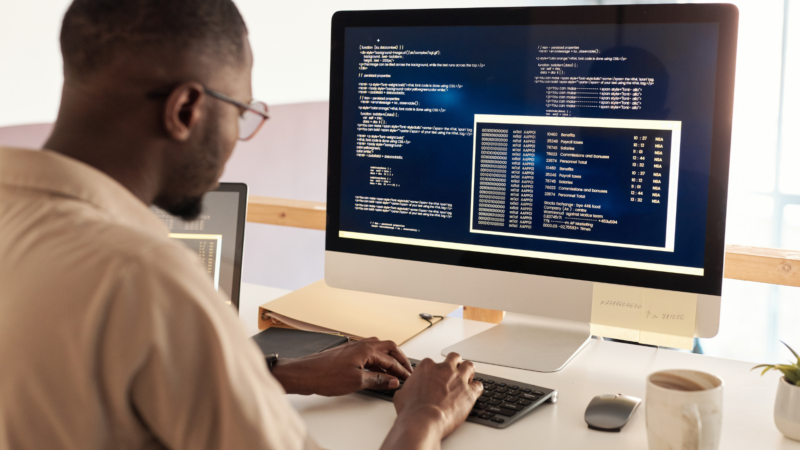 Softwareentwicklerin bei der Arbeit